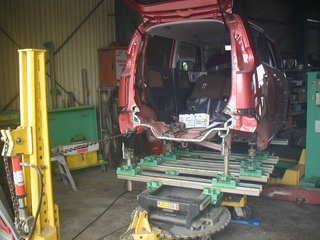 フレーム修正機(骨格修正)について | 松本市 車の事故修理・キズ